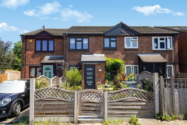 1 bed property, in Temple Close, £425,000