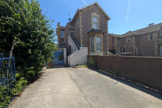 2 bed property, in 16B Albert Quadrant, £90,000