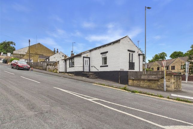 2 bed property, in Old Road, £100,000