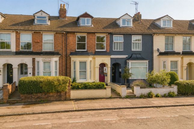 4 bed property, in Tring Road, £435,000