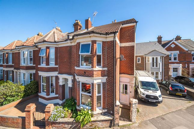 4 bed property, in Elmhurst Road, £325,000