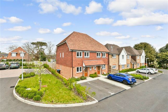 2 bed property, in Kings Close, £350,000