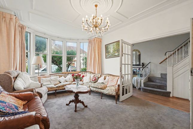 3 bed property, in Berkshire Gardens, £690,000