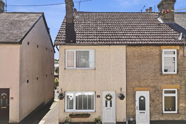 2 bed property, in Victoria Road, £220,000