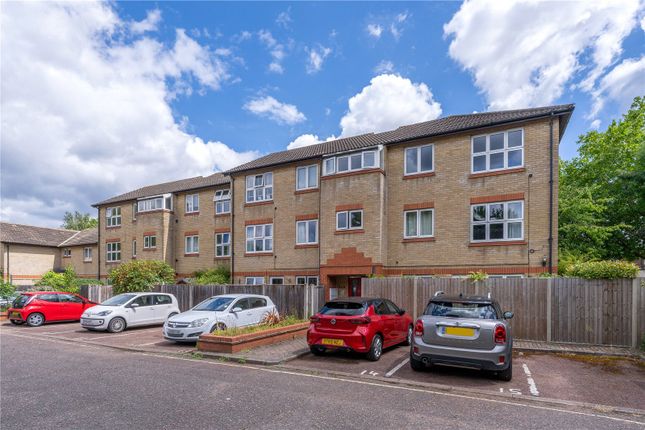 1 bed property, in Ivybridge Close, £300,000