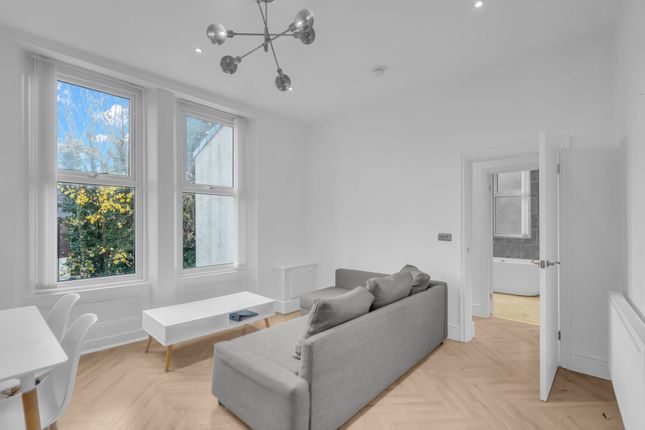 1 bed property, in Brompton Avenue, £150,000