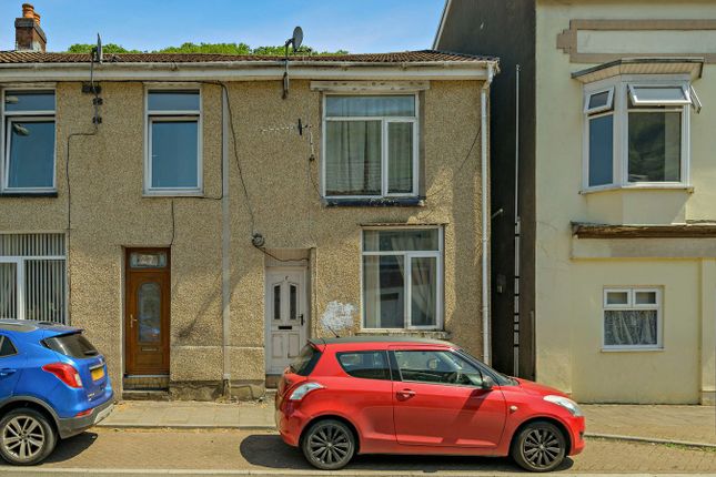 2 bed property, in Commercial Street, £105,000