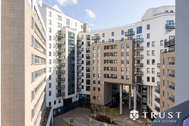 2 bed property, in East Street, £125,000