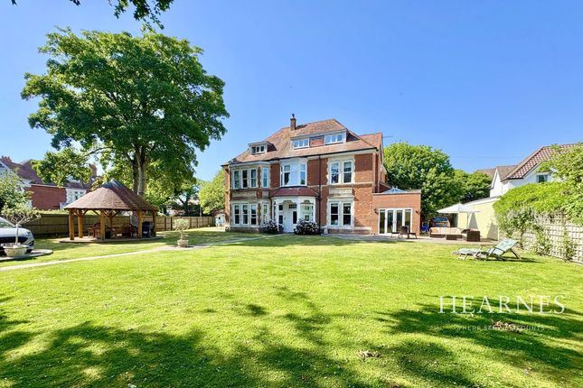 8 bed property, in Wollstonecraft Road, £1,375,000