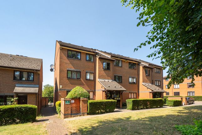 1 bed property, in Limetree Walk, £285,000