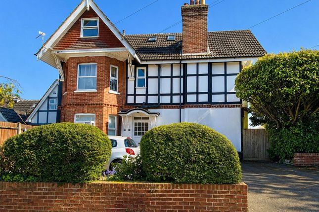 2 bed property, in Windsor Lodge 2 Earle Road, £285,000