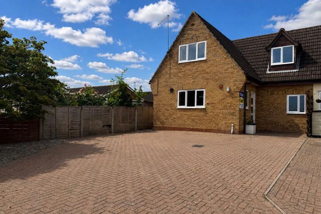 3 bed property, in Damson Tree Close, £260,000