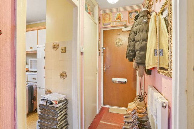 1 bed property, in Albert Barnes House, £250,000