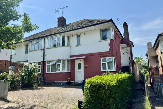 2 bed property, in Shaftesbury Avenue, £325,000