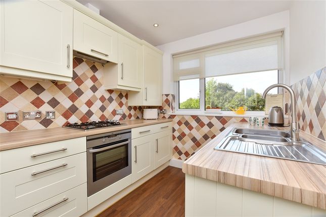 2 bed property, in Courtlands Crescent, £435,500