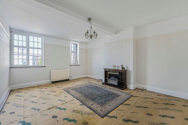 2 bed property, in Sidcup High Street, £220,000