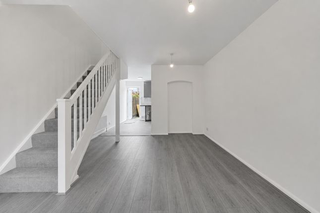 2 bed property, in Tom Hood Close, £575,000