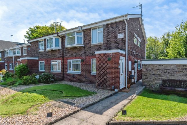 2 bed property, in Newlands Close, £90,000