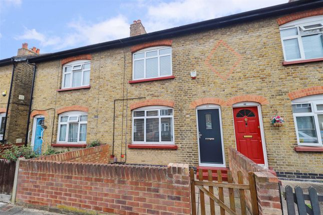 2 bed property, in Rosedale Avenue, £400,000