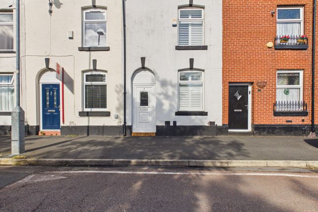 2 bed property, in Bredbury Street, £160,000
