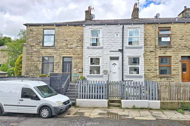 2 bed property, in Waterbarn Lane, £160,000