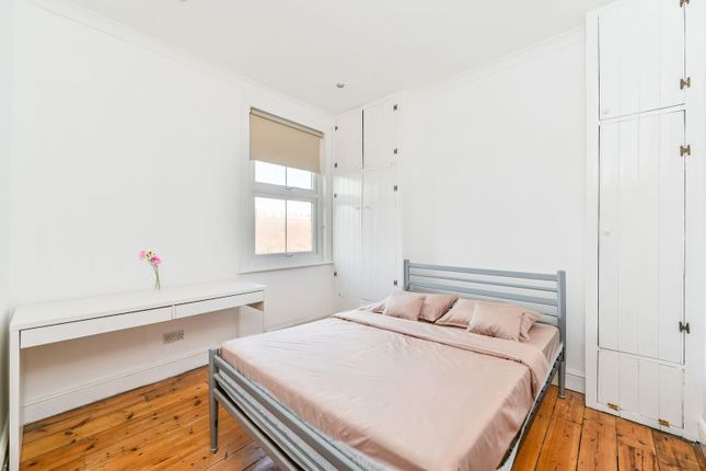 2 bed property, in Eversleigh Road, £725,000