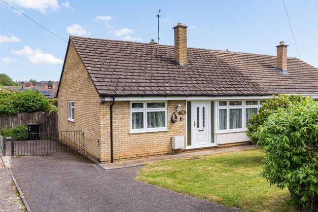 3 bed property, in Holcombe Crescent, £285,000