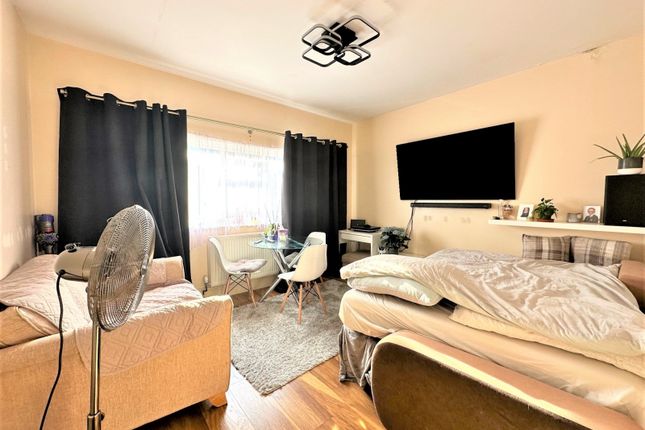 1 bed property, in Cardinal Way, £175,000