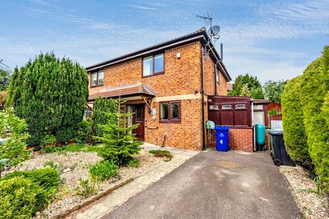 2 bed property, in Downing Close, £115,000
