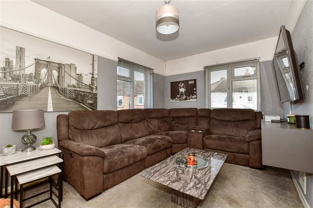 1 bed property, in Charing Crescent, £125,000