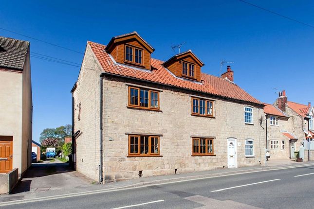5 bed property, in Bakestone Moor, £450,000