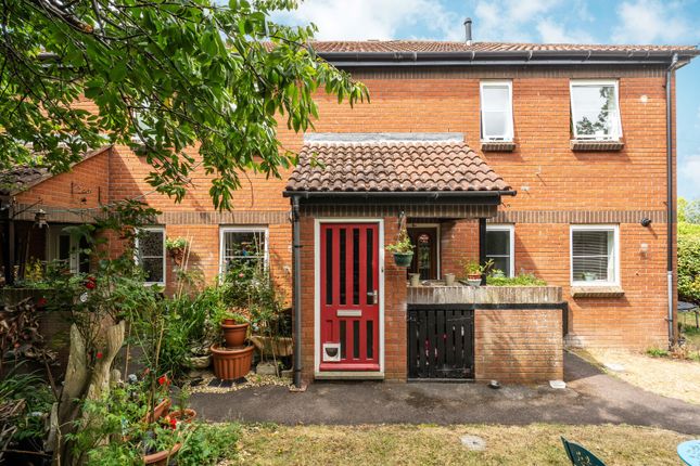 1 bed property, in Valley Road, £160,000