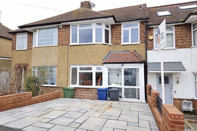 3 bed property, in Connaught Avenue, £599,995