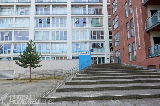 2 bed property, in Skypark Road, £220,000