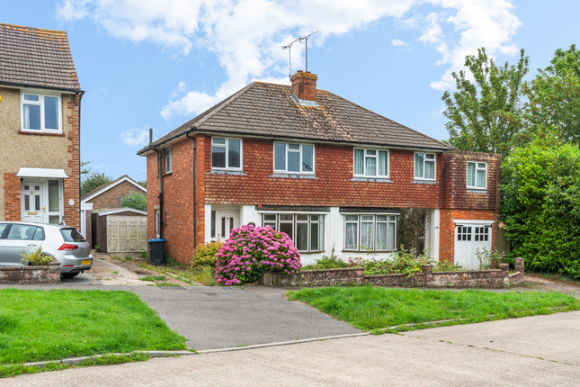 3 bed property, in Orchard Way, £200,000