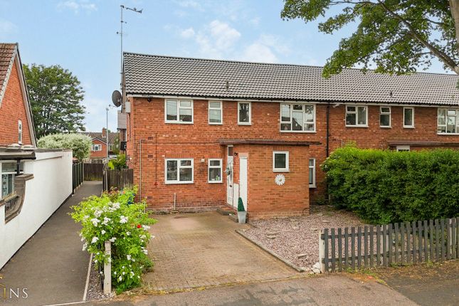 2 bed property, in Deer Park Road, £145,000