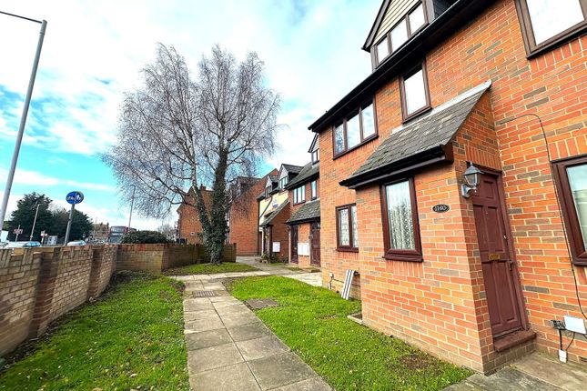 1 bed property, in Uxbridge Road, £140,000