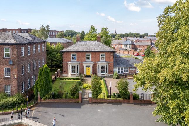 4 bed property, in Holme Head House, £600,000