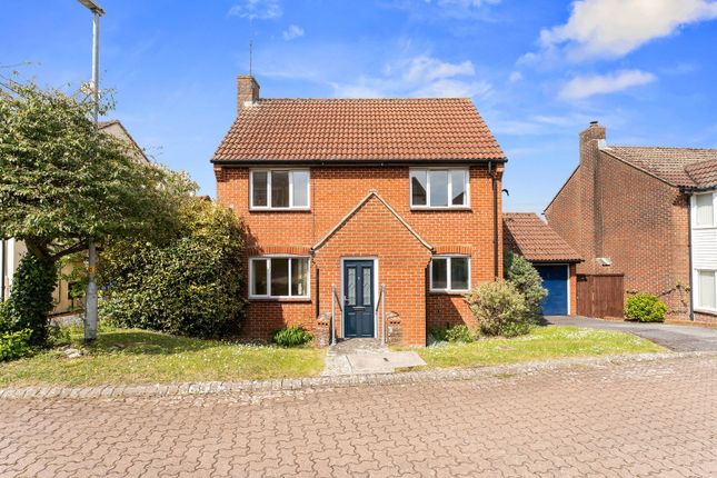 5 bed property, in Falcons Way, £450,000