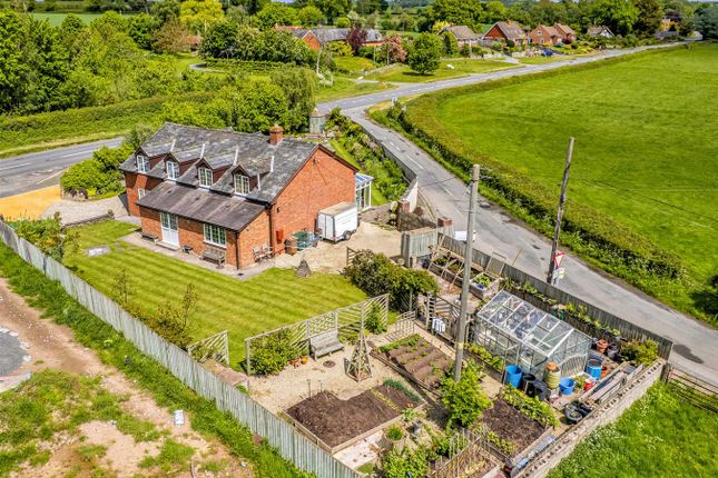 4 bed property, in Kinnersley, £540,000