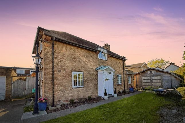 3 bed property, in Old Road, £300,000
