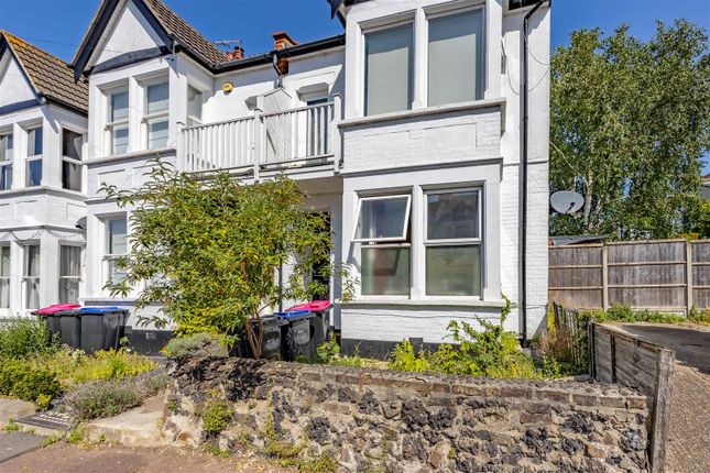 1 bed property, in Glen Road, £240,000