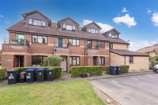 1 bed property, in Maypole Road, £189,950