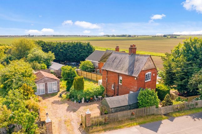 2 bed property, in Station Road, £250,000