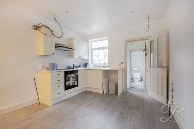 2 bed property, in Grove Cottages, £97,500