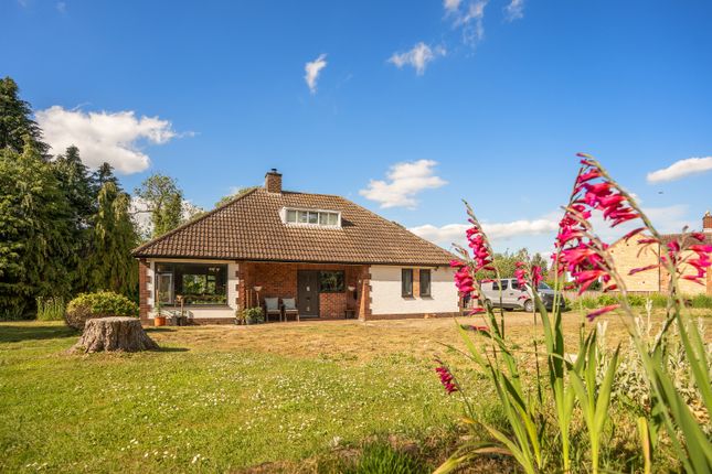 5 bed property, in Ballinure High Street, £550,000