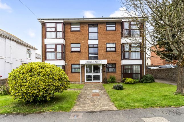 1 bed property, in Victoria Road, £180,000