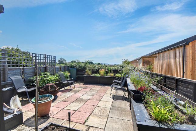2 bed property, in Bedford Road, £270,000