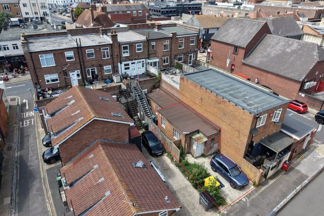 3 bed property, in Rear Of 51 High Street, £90,000
