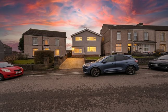 3 bed property, in Mynydd Garn Lwyd Road, £304,000